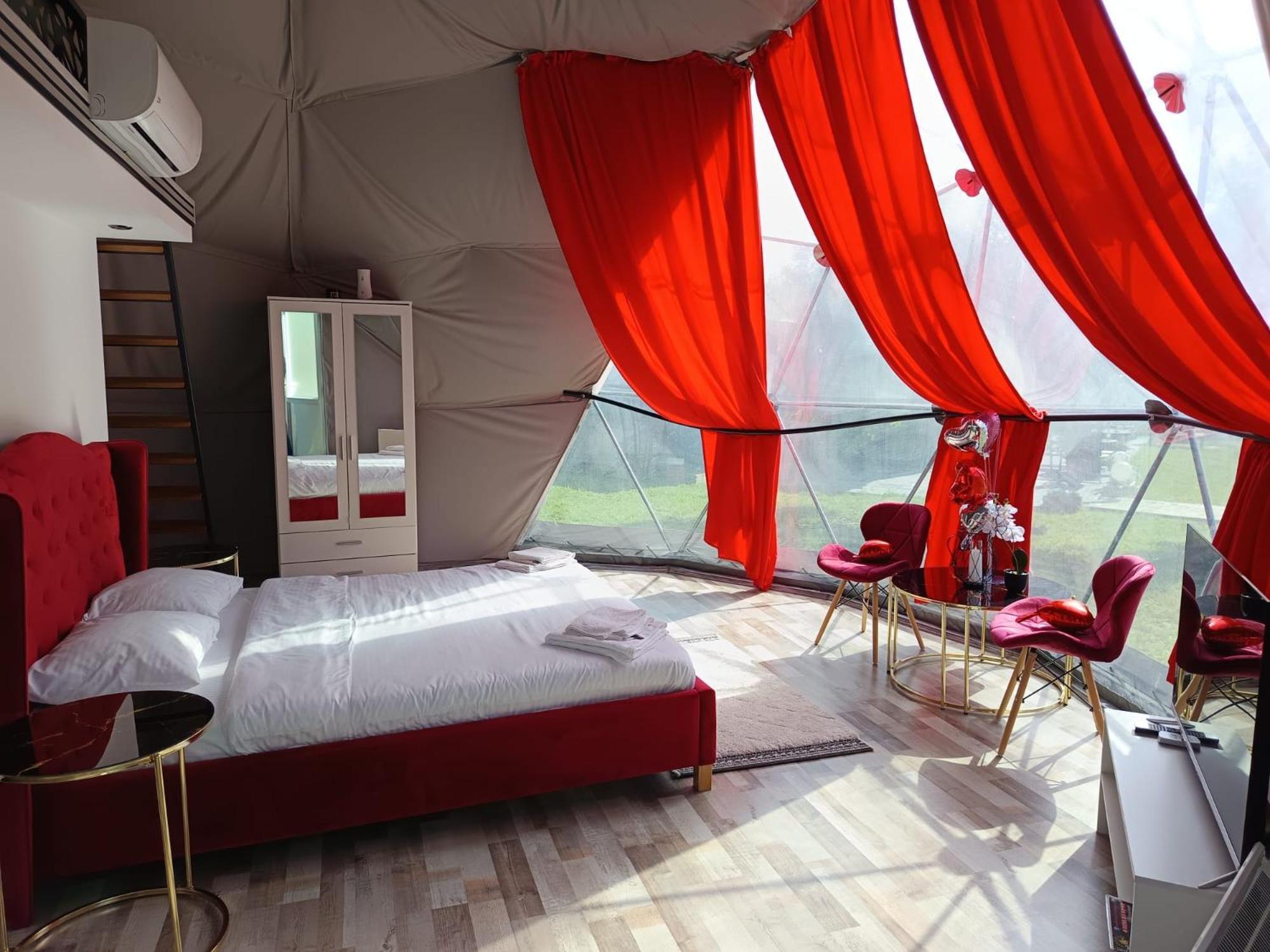 Sun Garden Glamping Domes Hotel Calimanesti Exterior photo